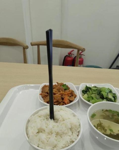 筷子不能斜插着放碗里