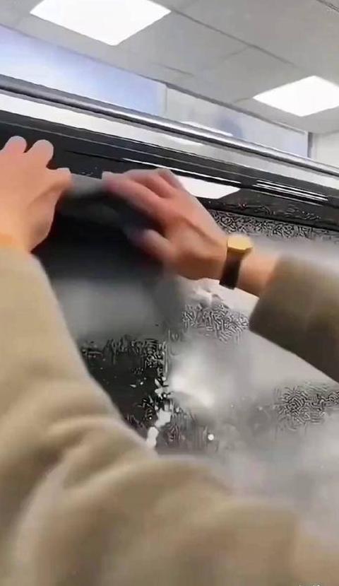 玻璃清洁技巧：告别水印，亮洁如新