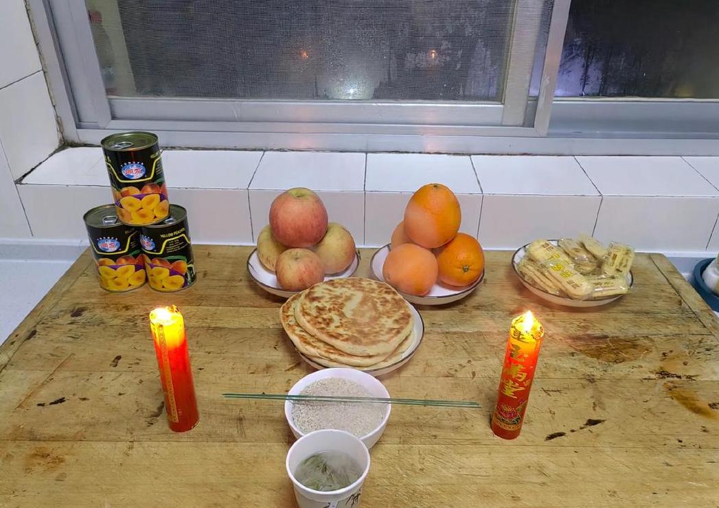 灶王爷上香规矩与吉祥物摆放指南
