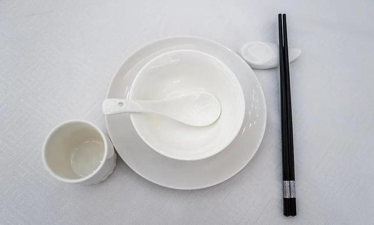 揭秘：筷子横放在碗上的文化含义与餐桌礼仪