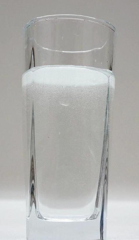 桶装水烧开后白色漂浮物成因及饮用安全解析