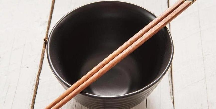 用筷子敲碗是什么意思