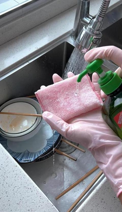 新买的餐具如何清洗才干净(新买的餐具急着用怎么清洁)