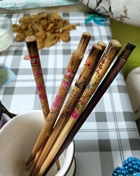饭后筷子放碗上：传统禁忌与礼仪解析