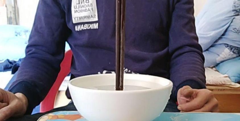 一碗水立三根筷子而不倒