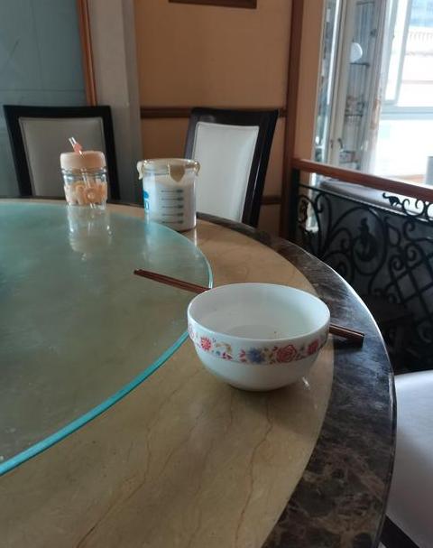 筷子放碗里
