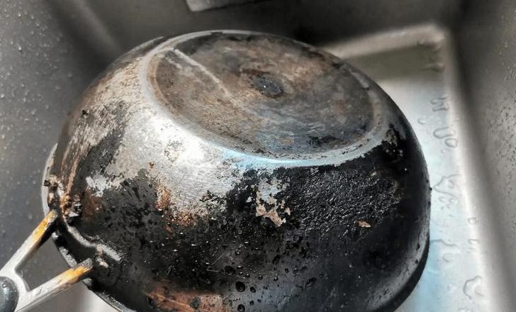 去除锅底油垢攻略：4招轻松清洗，还原锅具光泽
