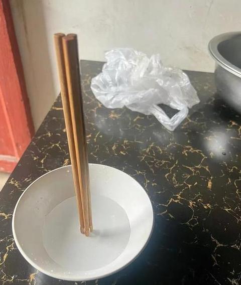 碗里装水立三根筷子(三根筷子立水碗 正确步骤)