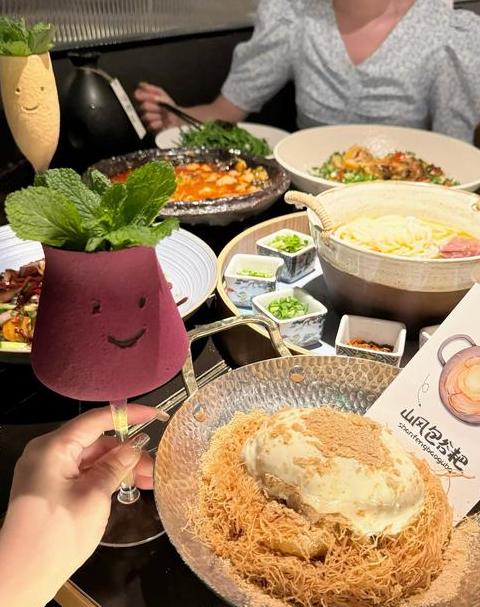 筷子沾酒在桌上点三下的神秘含义